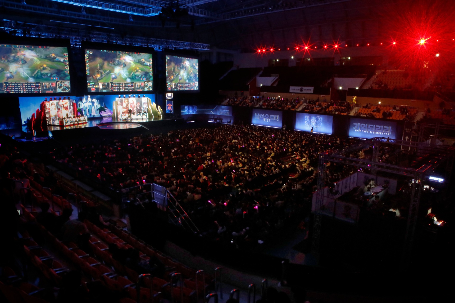 Supporters watch the semifinal match of 2018 The League of Legends World Championship in Gwangju, South Korea.