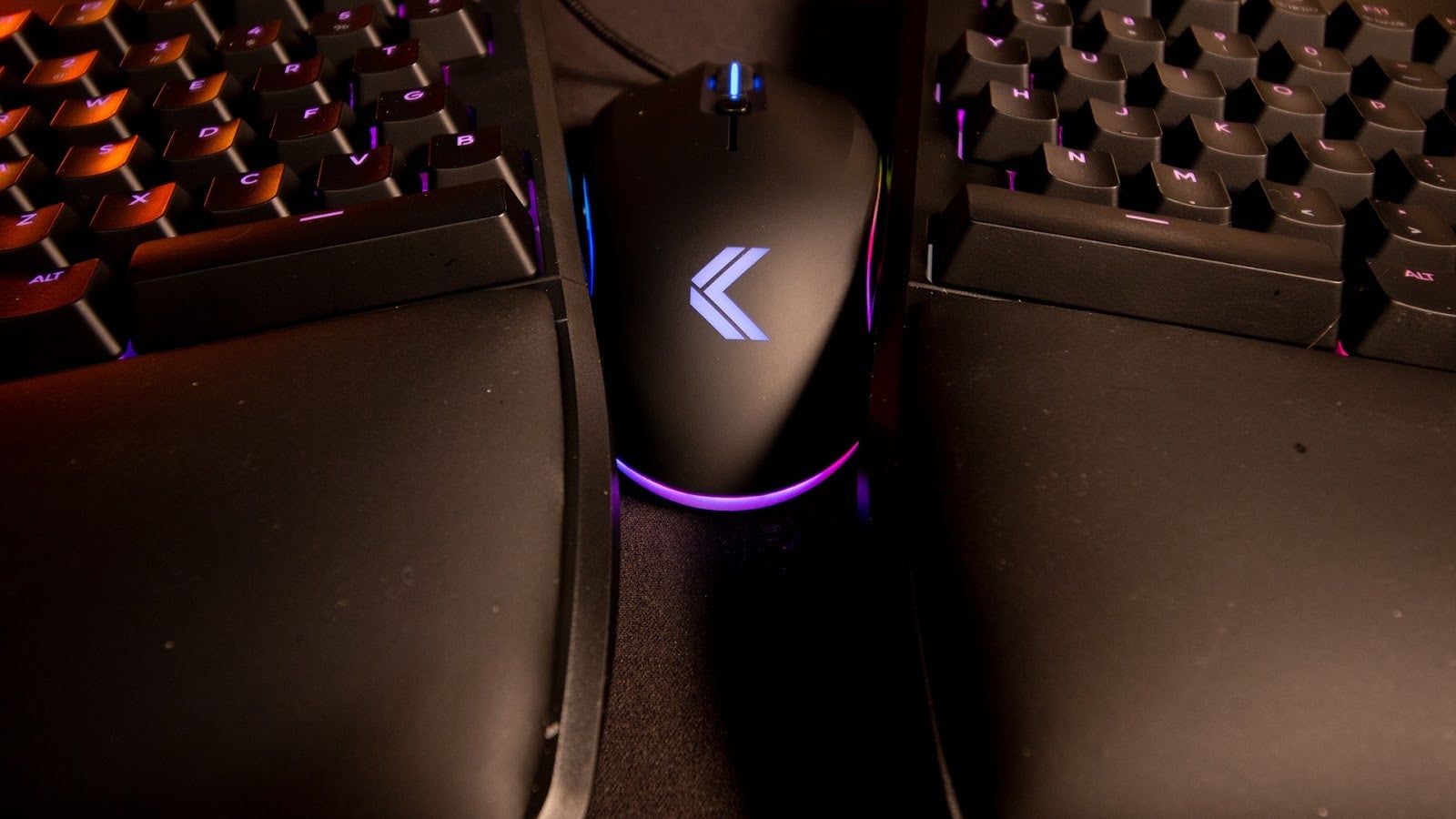 With the tilt kit, you can nestle the mouse between the two halves, which looks like⦠well, draw your own conclusions.