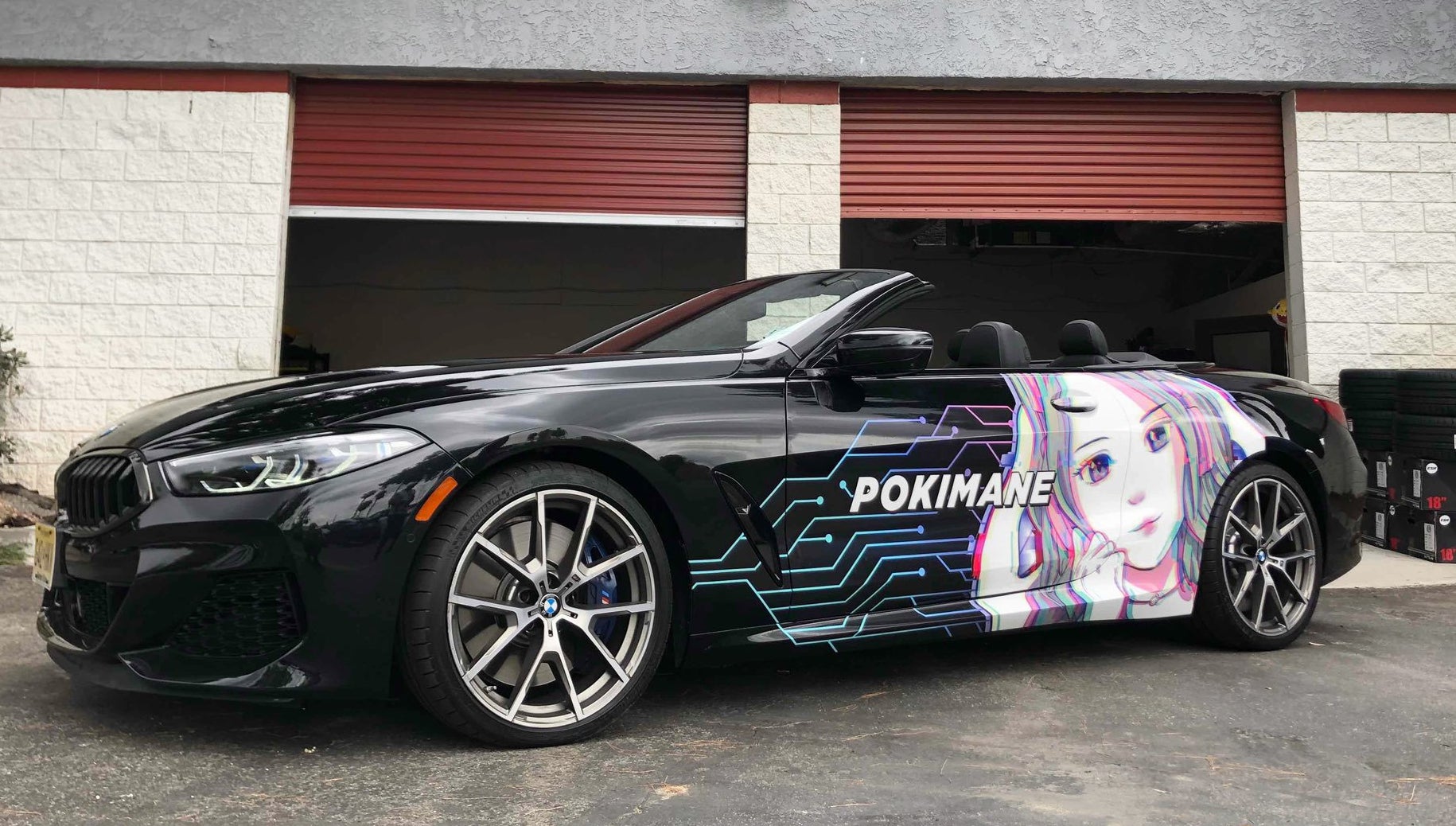 Pokimane’s car, not surrounded by people