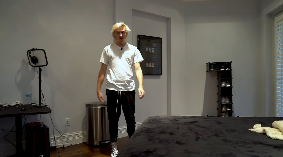 YouTuber Randumb touring his bedroom in One Percent’s new shared Fortnite mansion.