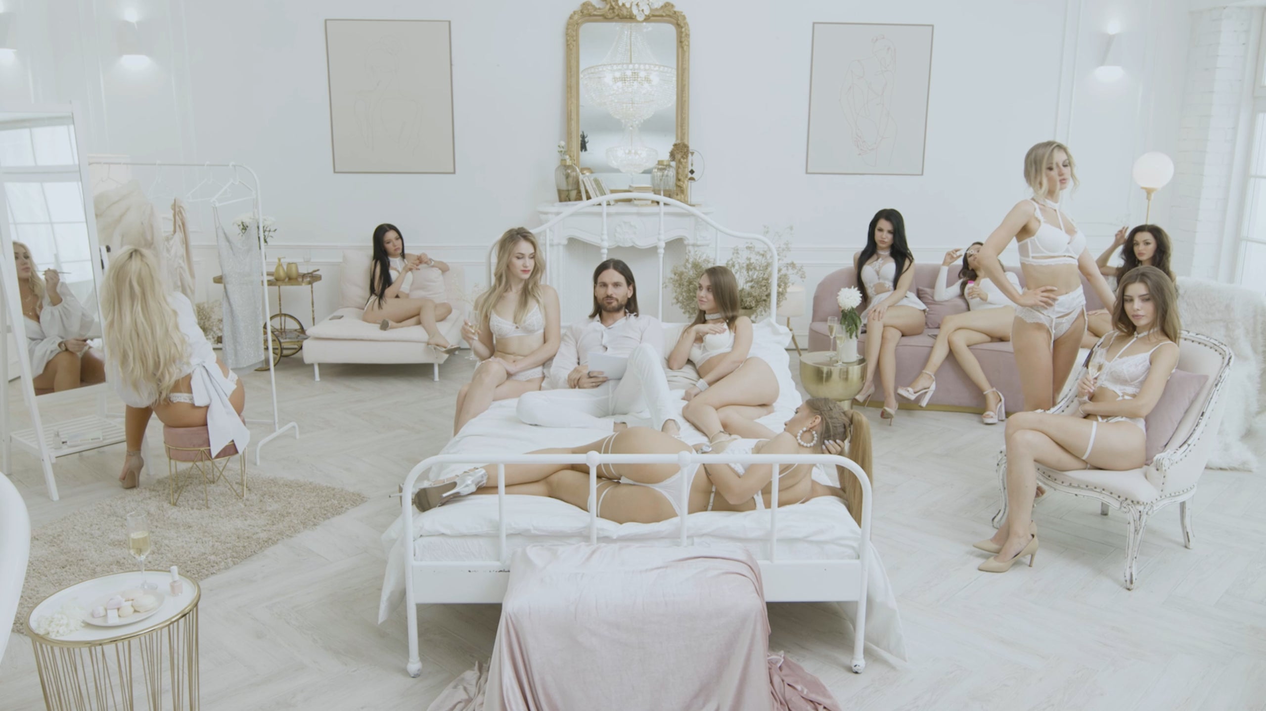 In this scene I think La Ruina is supposed to be sex Jesus. 