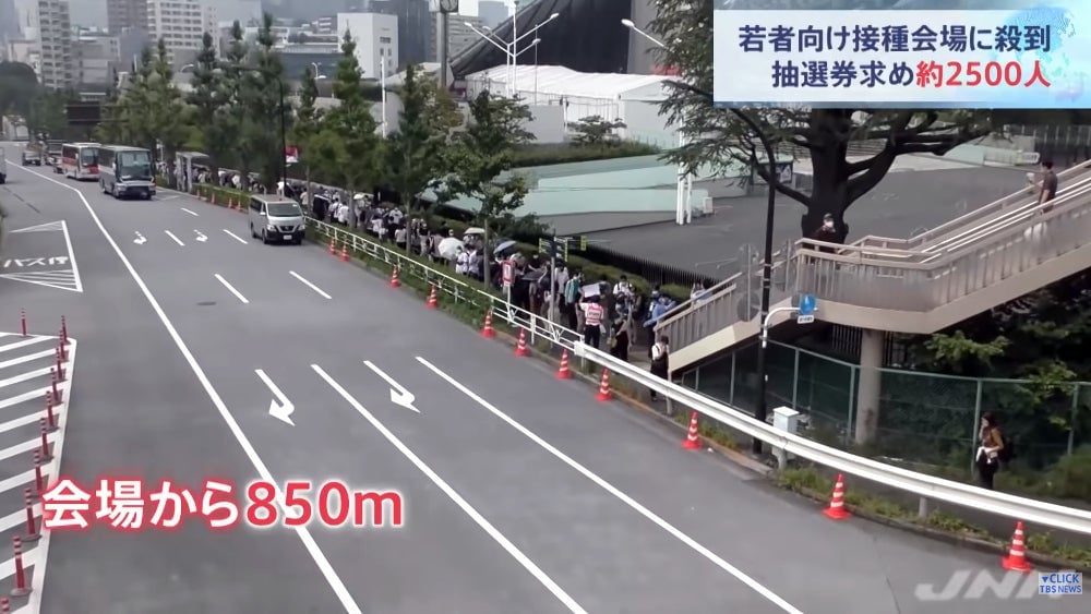 The line stretched at least 850 meters long. According to other reports, it was even longer.  