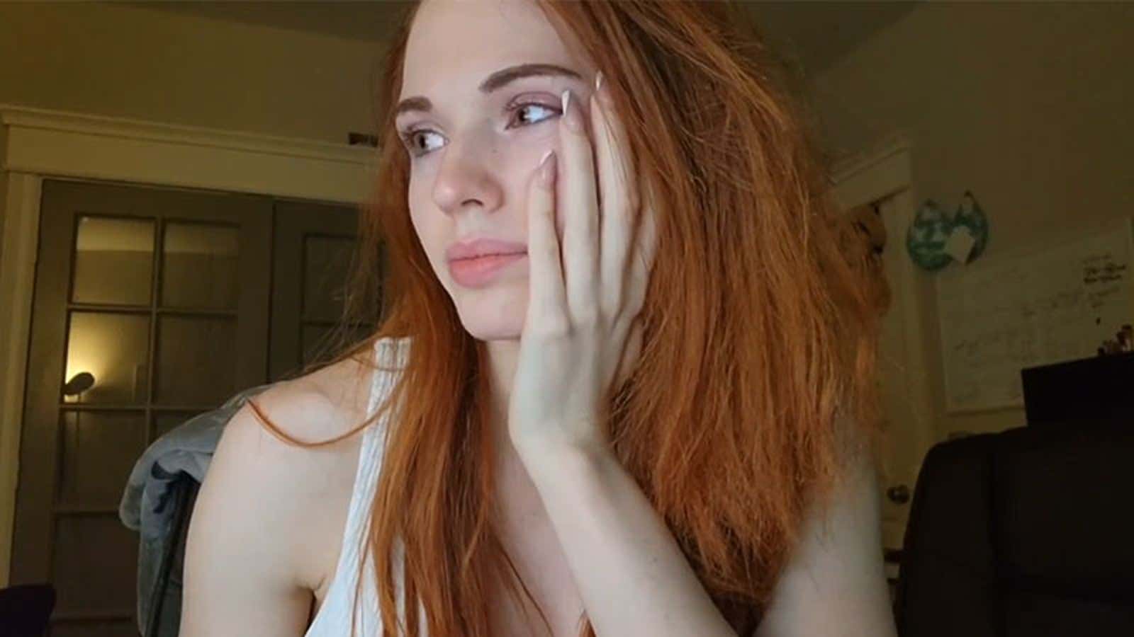 Screenshot: Twitch / Amouranth