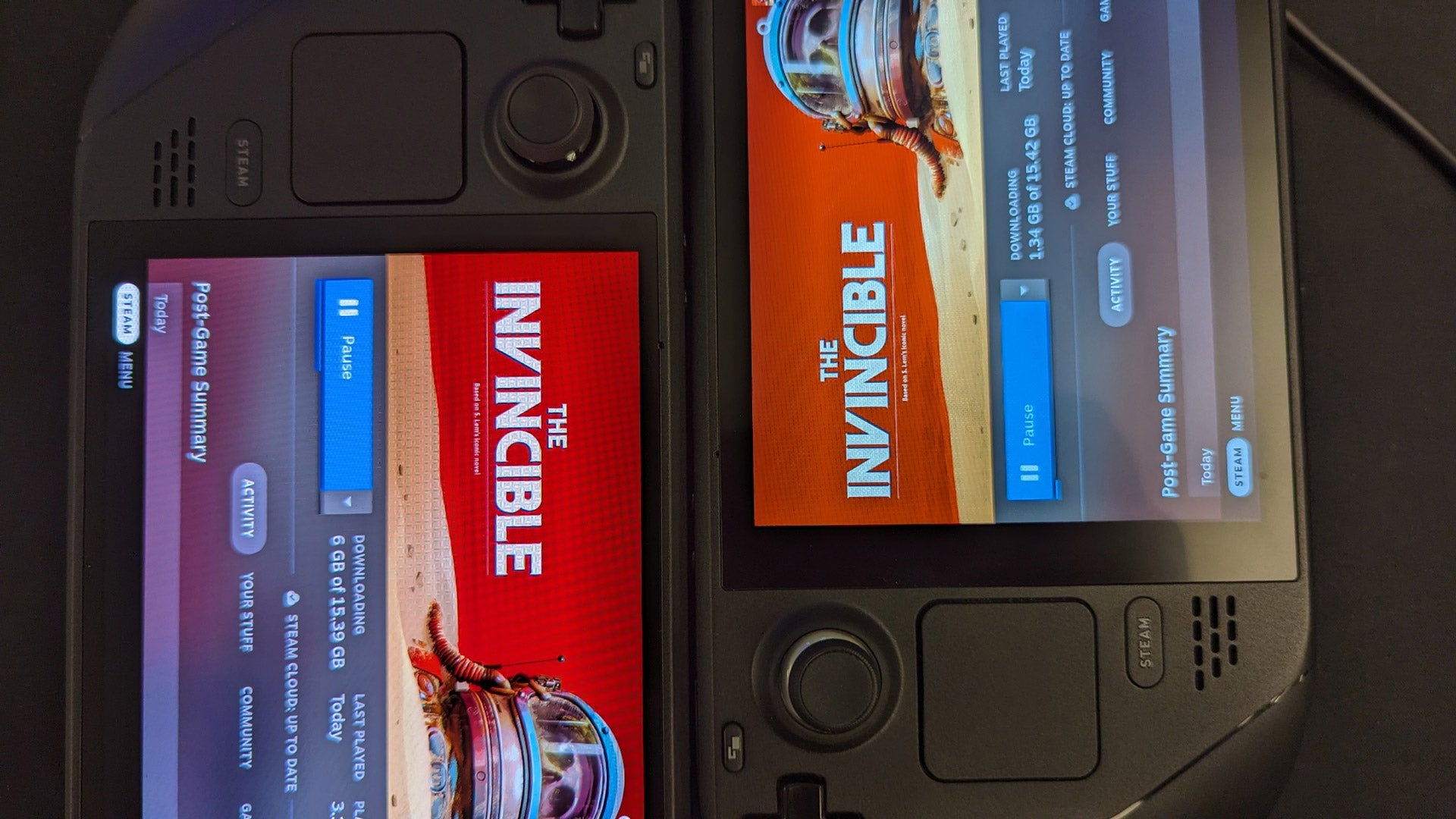 Steam Deck OLED is on the left.