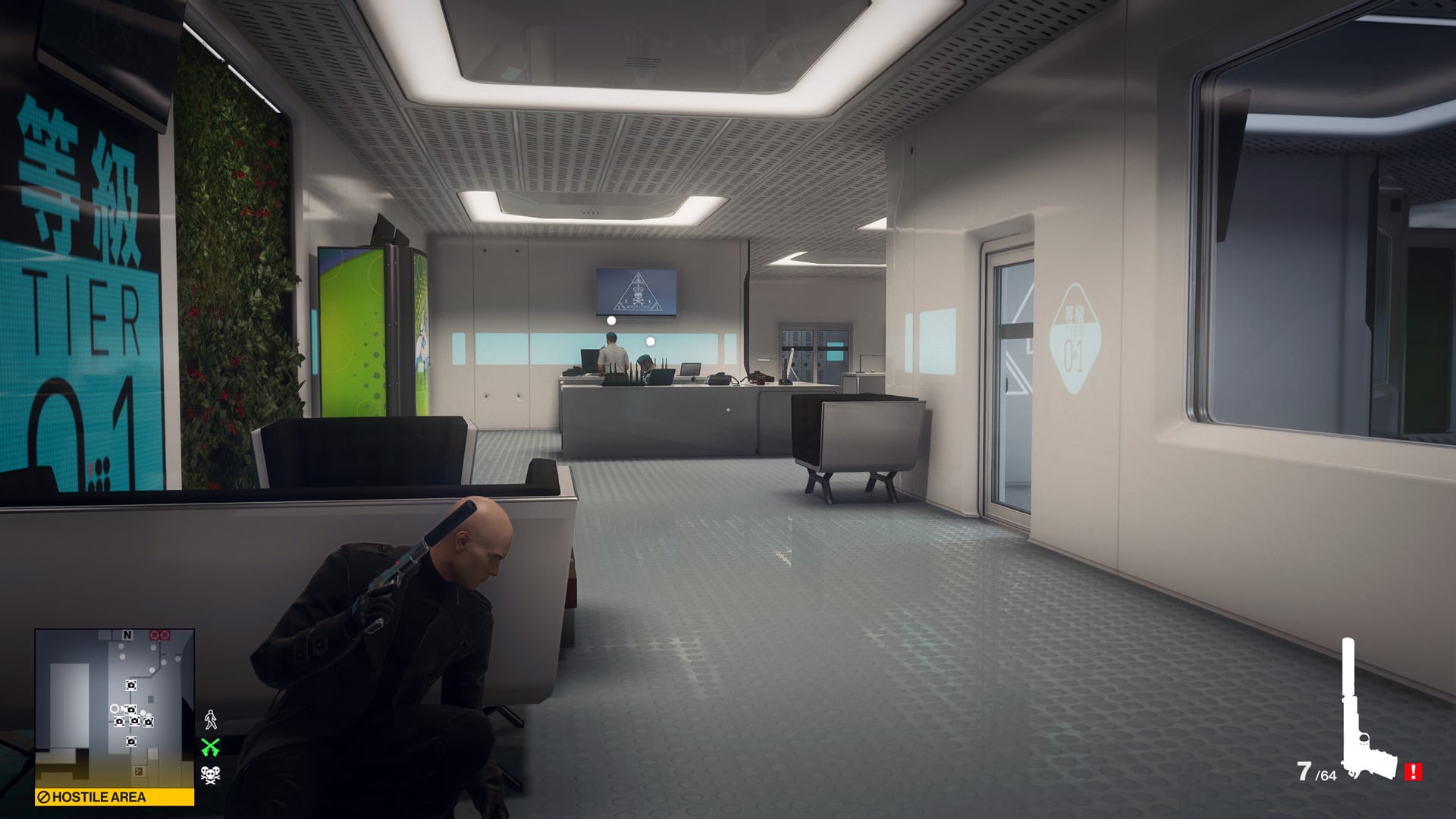 Agent 47 hides around a corner while wielding a silenced pistol.