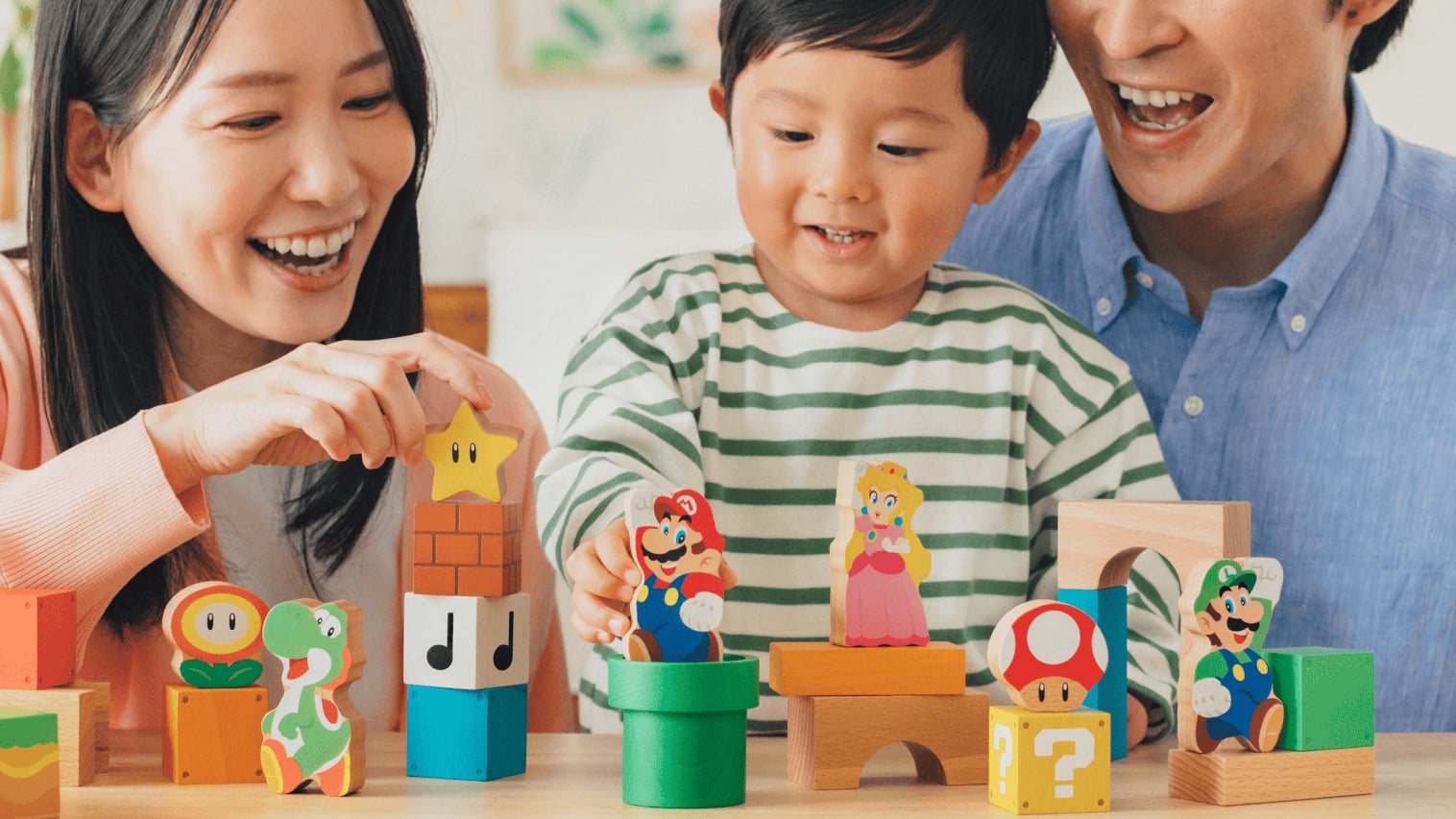 A family play with My Mario blocks.