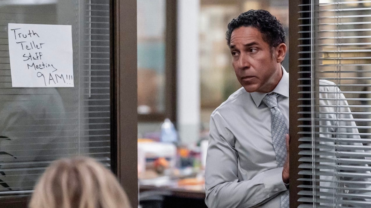 Oscar looks into the newsroom