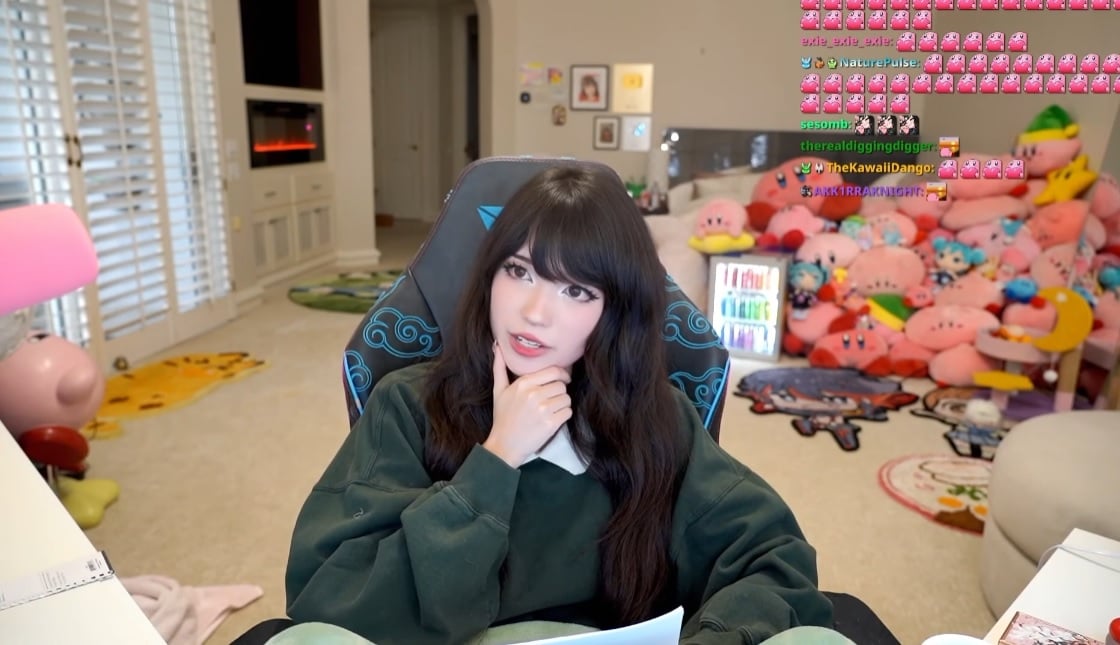 Emiru talks to her viewers.